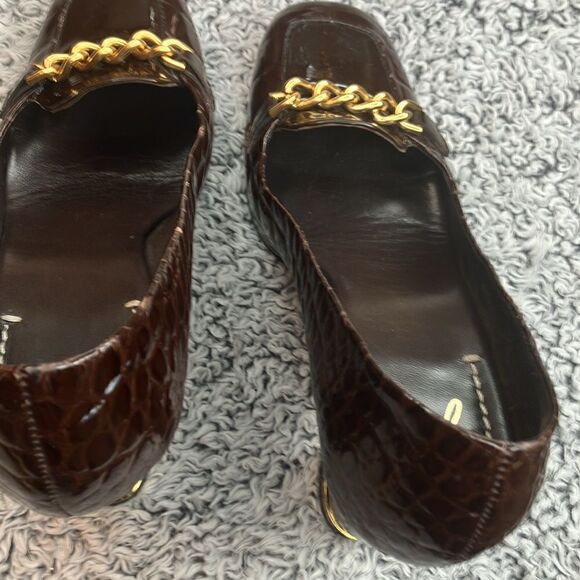 j VINCENT 8.5 Preppy Brown Patent Leather Chain Detail Block Heel w/Gold Trim - Picture 7 of 12